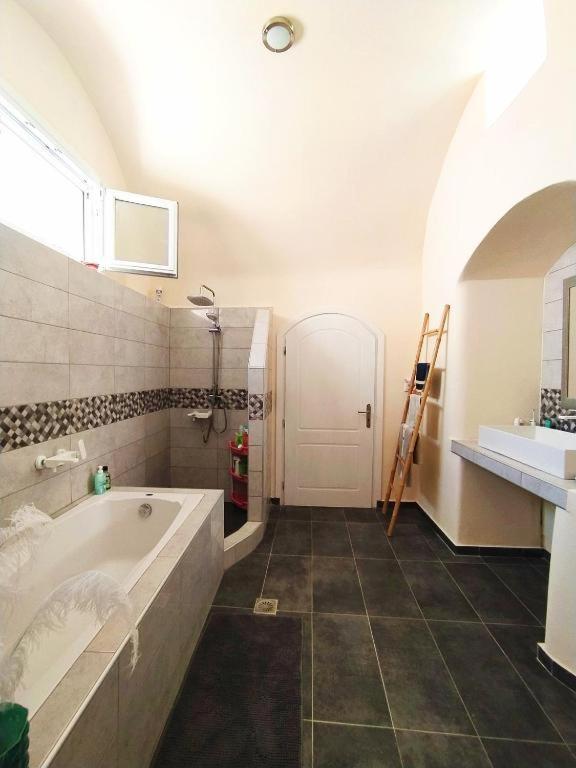 Dream Home- Santorini Cave House Karterados  Extérieur photo